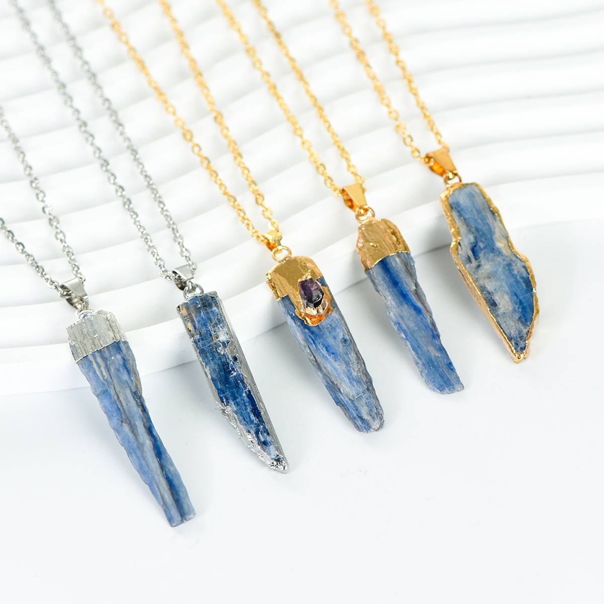 "Sleeping Starry Sky and Flowing Moonlight: The Gilded Awakening of a Blue Crystal Rough Stone"