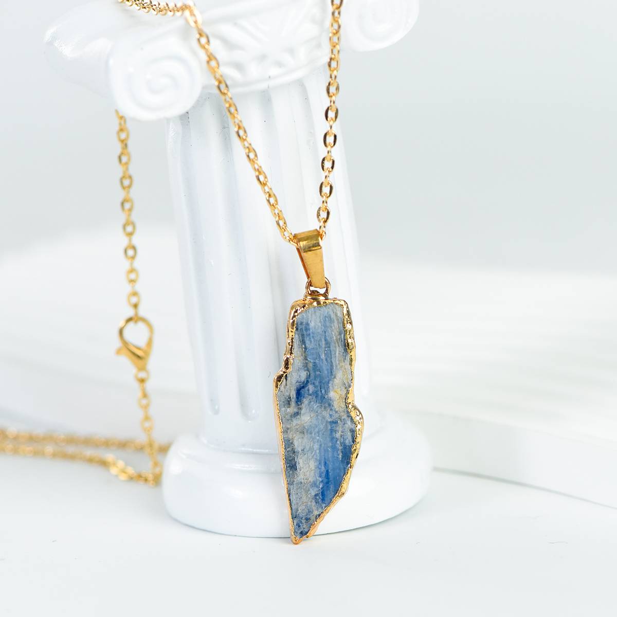 "Sleeping Starry Sky and Flowing Moonlight: The Gilded Awakening of a Blue Crystal Rough Stone"