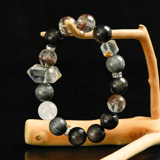 "Black Gold prison locks the four seasons, Super Double spikes Pierce through the dimensions of time and space.